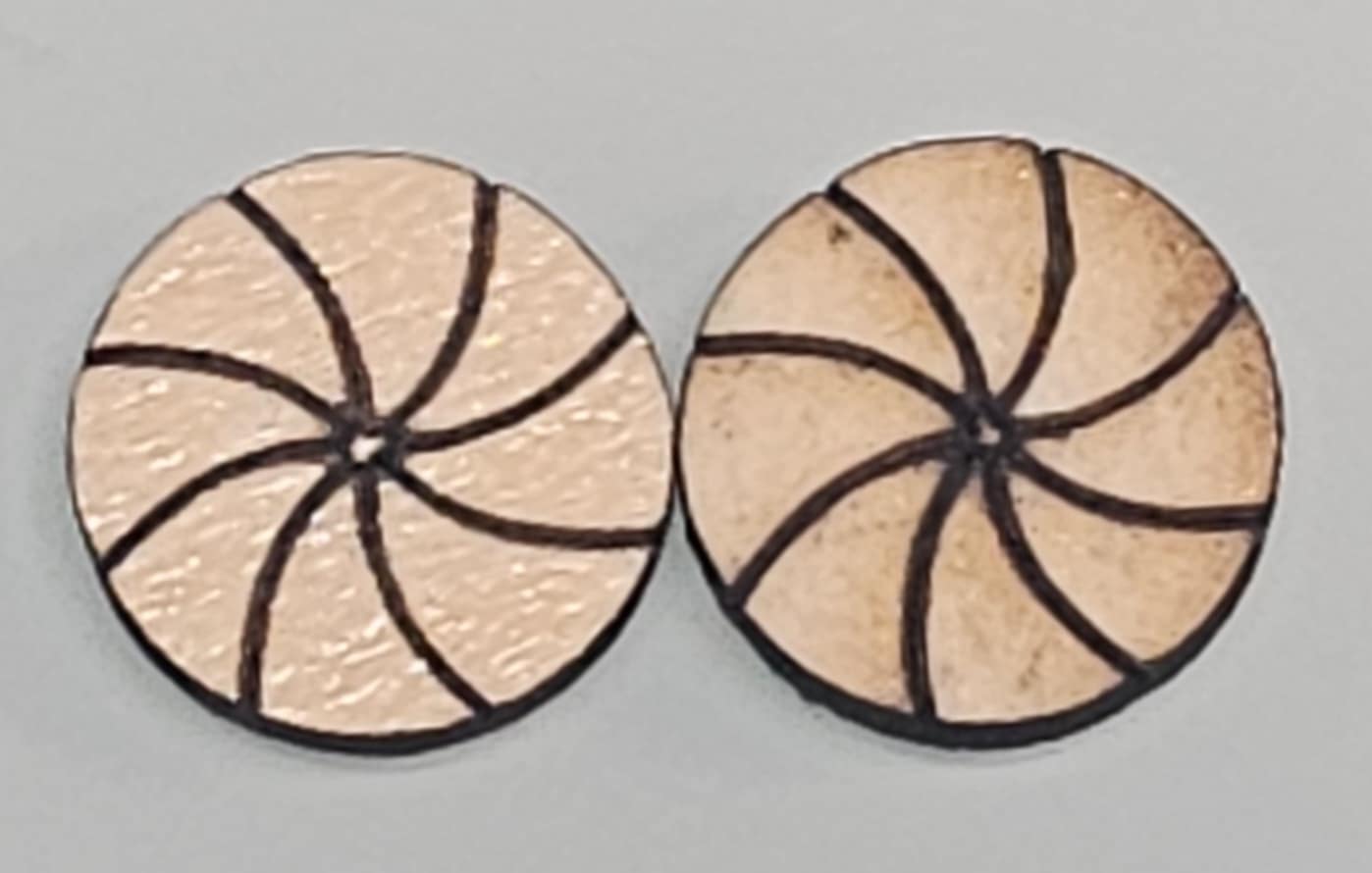 Gravierte Cabochons der Kollektion „Mama“