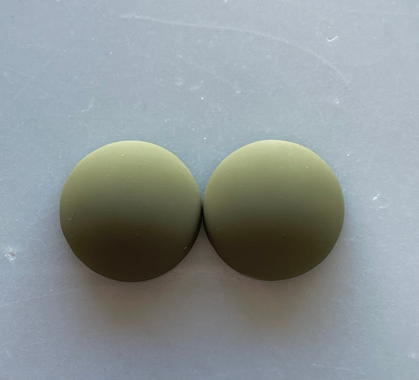 Runde, matte Cabochons