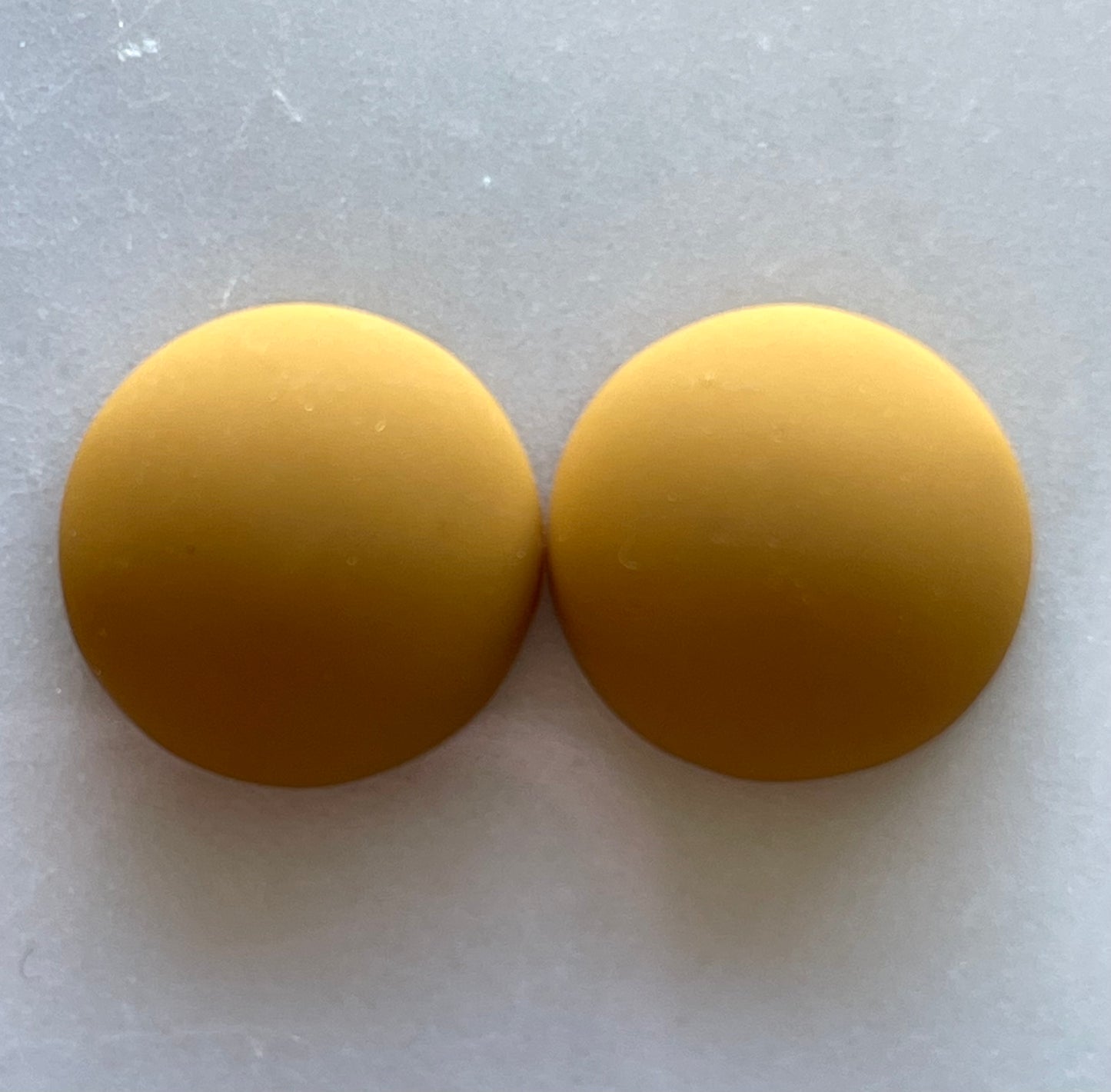 Runde, matte Cabochons